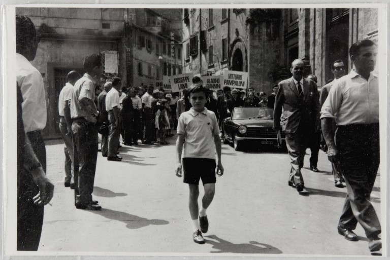 Poggibonsi, 18-19 luglio 1964, XX° anniversario della liberazione e conferimento ad Alcide Cervi della cittadinanza onoraria. Corteo per le vie della città